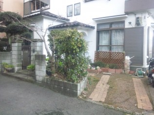 車庫は1台分しかなく来客の度に困っていらっしゃいました。 門扉があるのにオープンな外構でした。