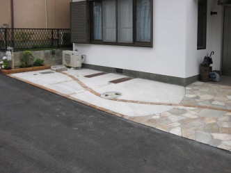 土間にもレンガで黒い鍵盤を再現。 オープンにサッと車も止められます。