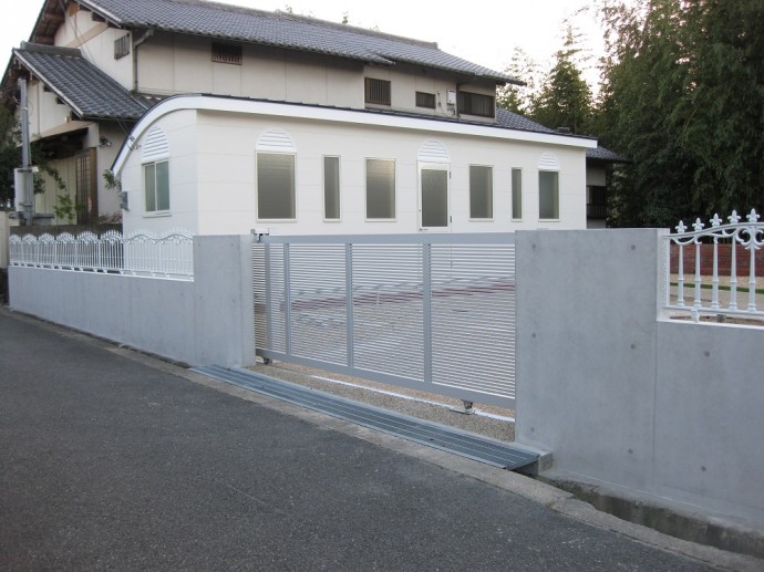 車も出入りできるように、 開口を広くとり、