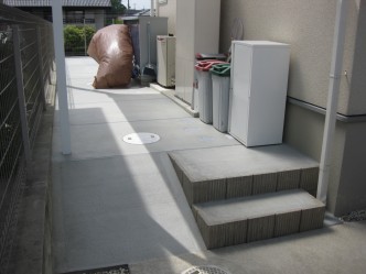 ガレージ後ろも階段とスロープを作り 楽々動線。