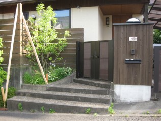 木製だと塗り替えや汚れや腐りや反りを気にしないといけません。 既存のポストの位置は低すぎて、内側からとても取りにくかったです。