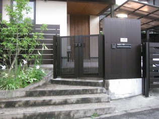 以前より濃い色のアルミの板張りにしました。 重厚感があります。