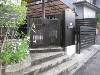 門扉も押すだけ、引くだけで開け閉めできます。 ハイルーフに変えたのでアームが長くなりオーバードアは少し前に。