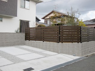 80㎝の同じコレットフェンスを付け足しました。 既存のフェンスを支えていた柱は撤去し、