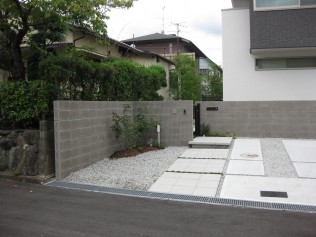 ベタっと平面的な門柱でした。 門前には樹木と照明もありましたが、