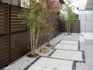 樹木とアプローチも映える目隠しフェンス。 スクエアで爽やかなアプローチが際立ちます。