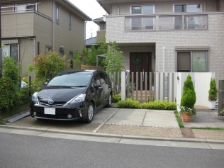 待望されていたカーポート 車庫から家まで少しでも濡れない方が便利ですよね。