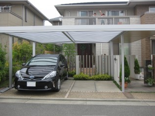 車庫とアプローチにズドンと大きく屋根をかけました。 Gルーフです。