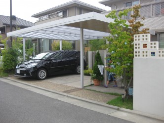 木調色の天井材と緑が合います。 4本柱でアプローチまで屋根があるって素敵です。