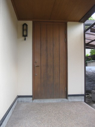 既存の木製の玄関ドア。 汚れとカビが目立ちます。
