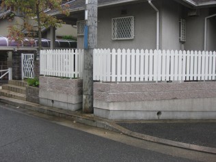 電柱も交わし、アメリカンフェンスがまわっていきます。 スカッとしていて目隠しできる。