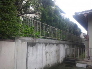 やっぱり樹木の管理は大変 既存のフェンスも少し古くなってきていました。