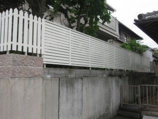 道路から直接見えない部分はプレスタフェンス 同系色の白で合せました。