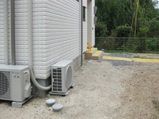 何もなかった玄関横。 家だけ建った感じです。