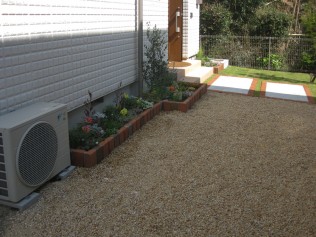 花壇を作り、アプローチを作り。 お出迎えの準備万端です。