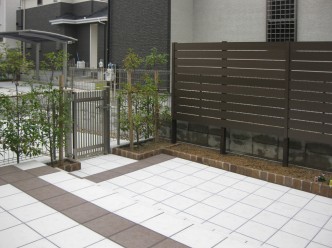 花壇に草花が植われば板塀の足元も埋まってきます。 組み合わせてどこまで必要か考えるのも大事です。