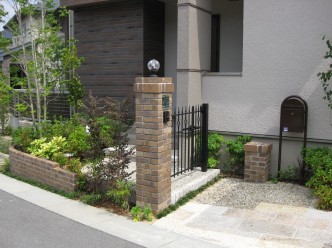 低木がまだ若く 誰でも出入りできそうで、丸見えな玄関でした。