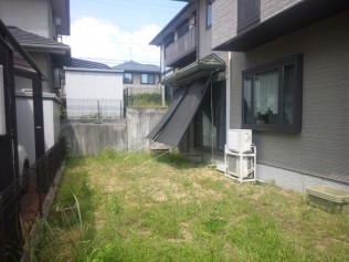 何年か迷われて、何も無かったお庭が雑草に手が負えないお庭に。 厚さ対策と雑草対策も重要です。