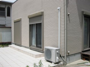 軒がなく、せっかくのテラスがあまり生かせていませんでした。 掃き出し窓が2ヶ所もあり、