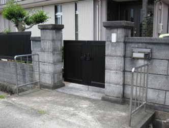 門柱と塀、 大谷石ブロックは段々痛みます。