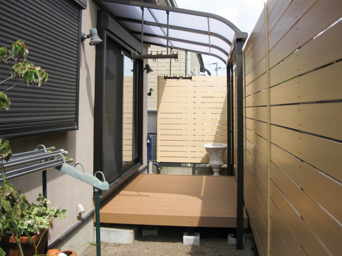 テラス屋根、ウッドデッキ、目隠しフェンス。 目隠しは横から吹き込む雨もよけてくれます。