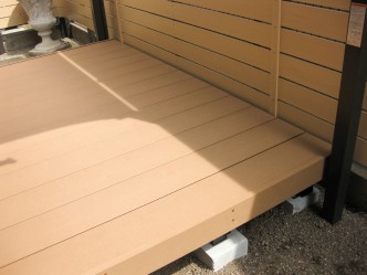 通常は幕板が付きます。 目隠しの板塀を先に施工しました。