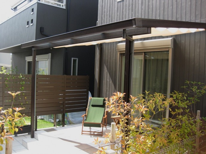 続いてお庭の工事をお依頼頂いているお客様宅です。 日除けと雨除けの格好良いテラス屋根が欲しいとご依頼頂きました。