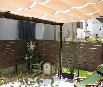 目隠しもあって 花壇もあり
