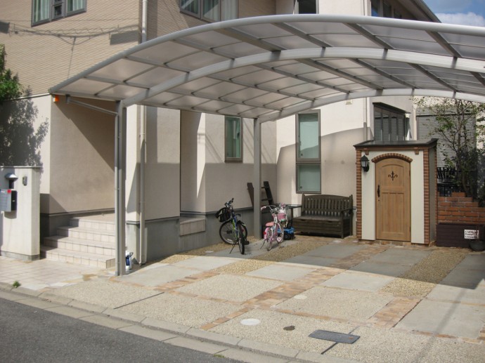 車が出た後も可愛く車庫を飾ってくれるキュート。 車庫の隙間は乱形石とレンガで飾り付けしました。