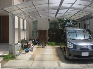 元々はコンクリートの隙間が芝生だったようで、枯れて土になっていました。 少し水が溜まった跡などもあり、