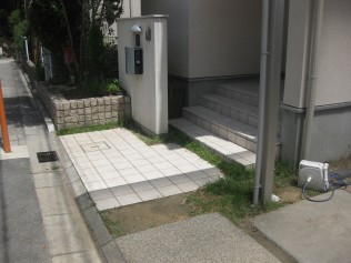 玄関前は白のタイル貼りで淡泊な作りでした。 カーポートの樋から出る雨水が溜まっていました。