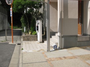 元々、土間に区切りがあったので、 すき間に乱形石を貼るだけで、
