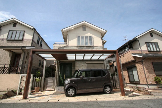アプローチ上は木目調の天井材を張り、ダウンライトで玄関まで誘います。 縦列車庫なので開口部分が最大限にとれるようにプランニングしました。