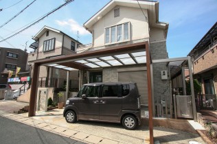 ツルバラを這わせるパーゴラも延長してつけました。 半透明で明るい屋根材。正面のゲートフレームに木目調を用いグレードアップ。