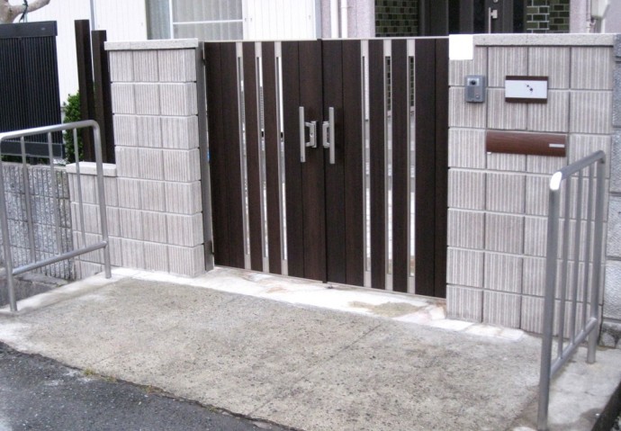 一新して門周りを改修。 門扉も格好良く、
