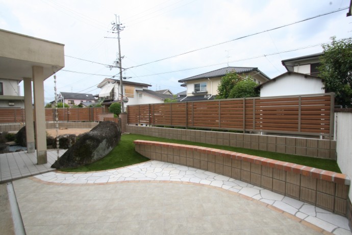 動かせない大きな景石を残し、 周囲を斜面にし、