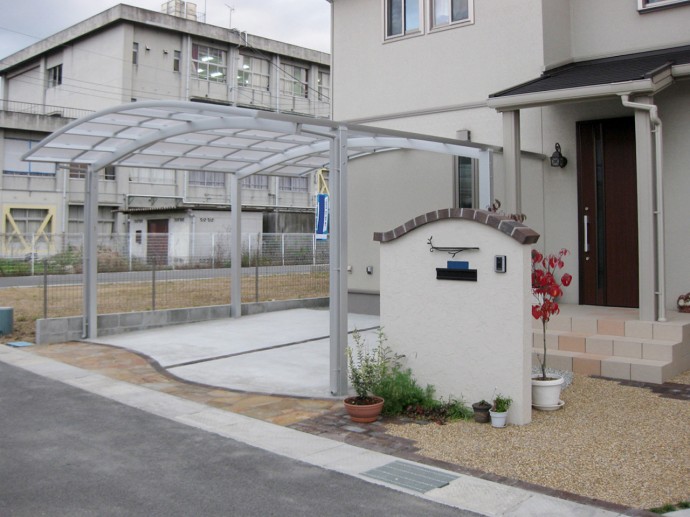 既存の門柱やアプローチの色と自然に調和するように考えました。 乱形石は深みのあるイエロー色が特徴のアイルランドクォーツを使いました。