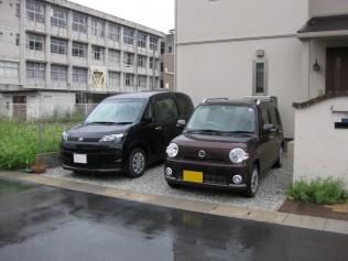 雨の日にお邪魔しました。 足元が砂利なので砂利が沈めば履物はビショビショになります。