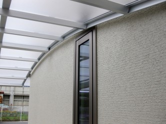 押して開ける窓が開くように職人さんと高さを調整しました。 建物いっぱいまで屋根をくっつけたいところですが・・・。