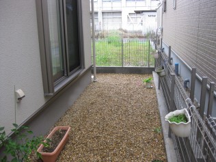 掃き出し窓前は通路としては広すぎて持て余すスペースで使えていませんでした。 庭との高低差もあり、出入りは玄関からされていました。