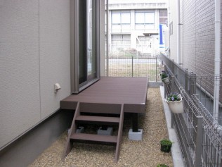 小さな踊り場デッキができました。 階段も設置し出入りし易くなりました。